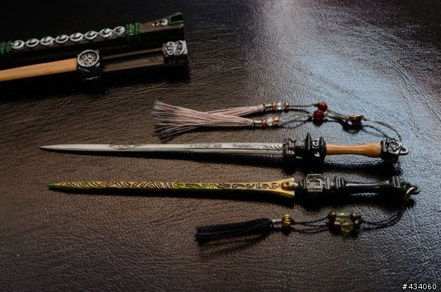 倚箏天波觀浩渺，蒼音掀濤洗星辰，白虹貫日掃魔蕩，明玥當空照古今