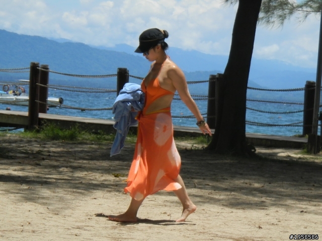 各位魔女喜歡哪一種的泳衣呢?(附圖 臭男生不準偷看)