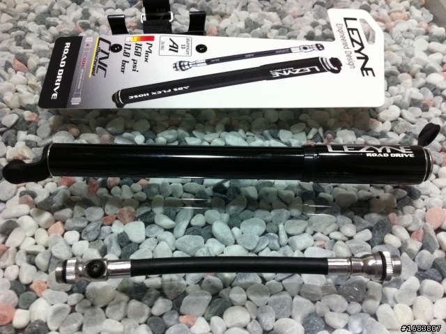 LEZYNE ROAD DRIVE公路車專用高壓打氣筒(M)可以用在捷安特FD-806小折打氣嗎?
