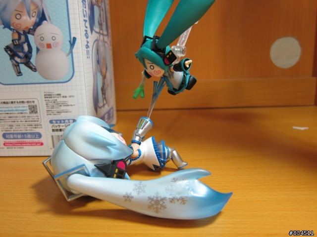 [開箱超劇場__第二彈]  來自北國的雪精靈~~好萌!!---黏土人{ 雪ミク }__”2011開心玩雪 ”版