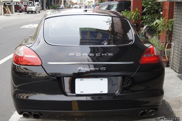 我家巷口的Panamera 4S (新手試拍.)