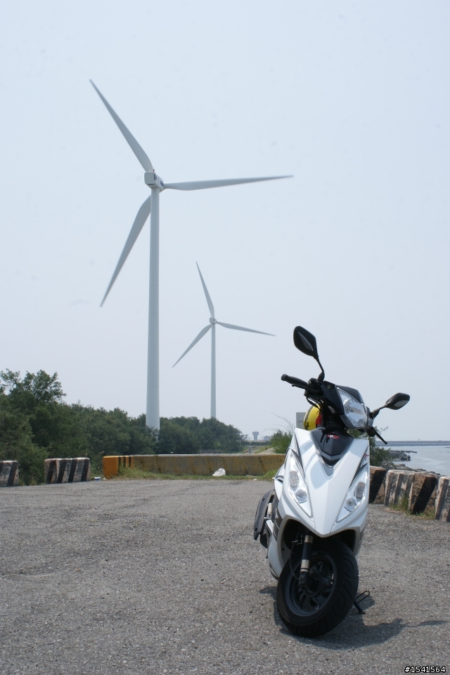 炎炎夏日!!!衝海邊看風車去~~