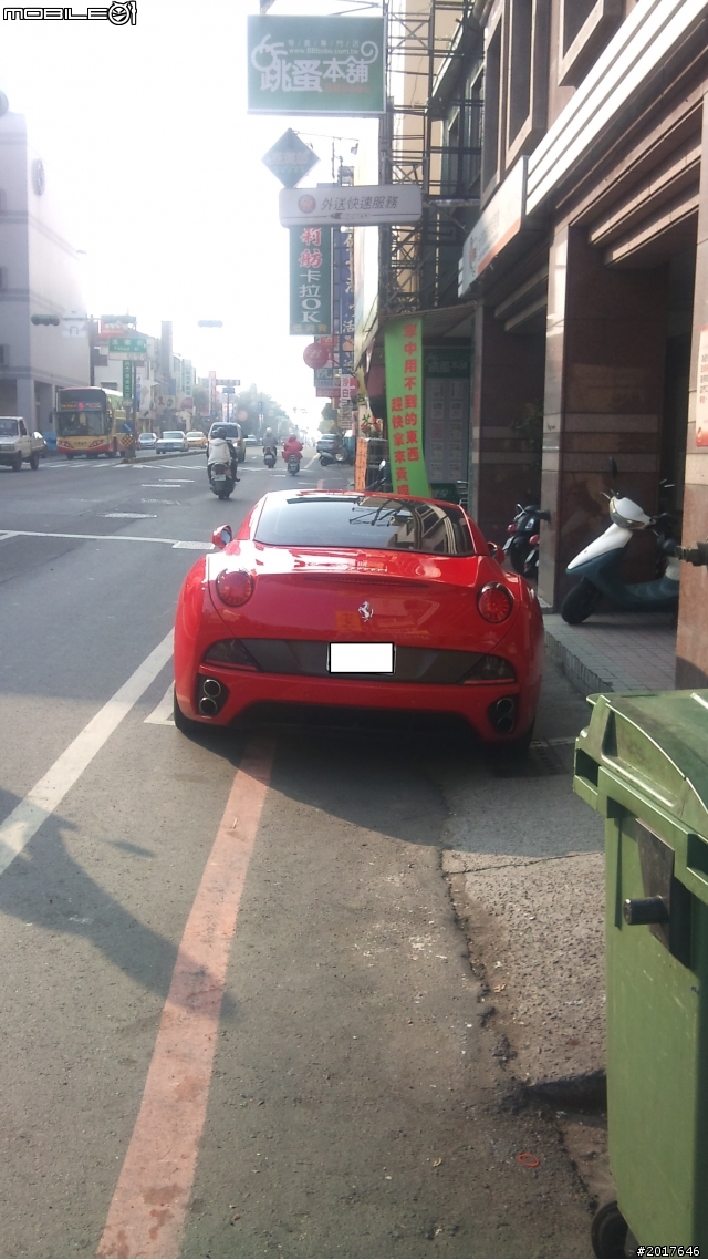 台南市健康路地球咖啡外的紅衣馬.....