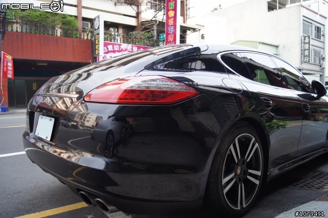 我家巷口的Panamera 4S (新手試拍.)