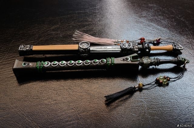 倚箏天波觀浩渺，蒼音掀濤洗星辰，白虹貫日掃魔蕩，明玥當空照古今