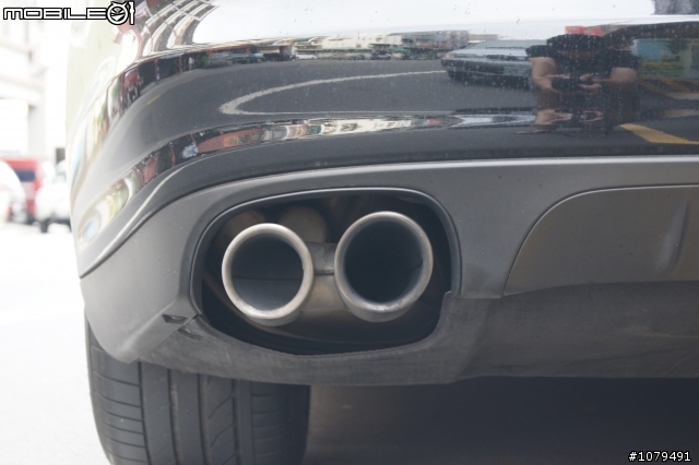 我家巷口的Panamera 4S (新手試拍.)
