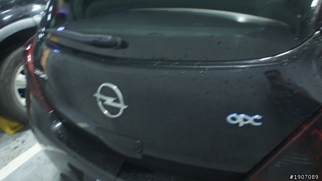 黑色OPEL Corsa OPC