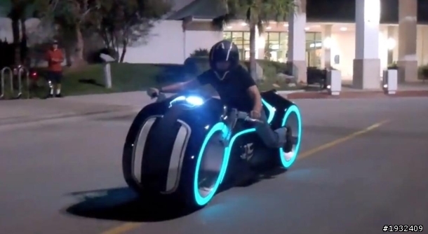 [外電消息]《創》電動夜光摩托車 帥氣上路