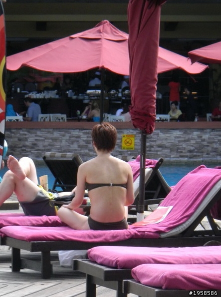 各位魔女喜歡哪一種的泳衣呢?(附圖 臭男生不準偷看)