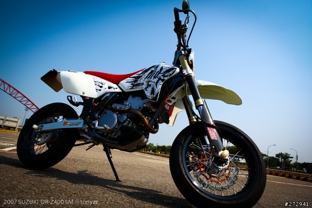 [開箱] 來自日本的街頭滑胎風  DR-Z400 SM