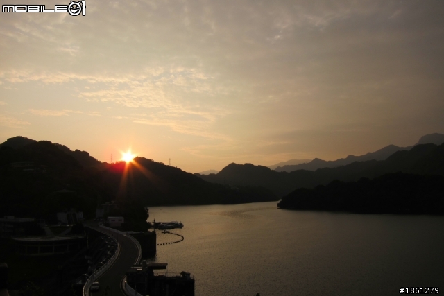 早!!!我的早餐，順便獻給各位2011-09-01石門水庫日出 。