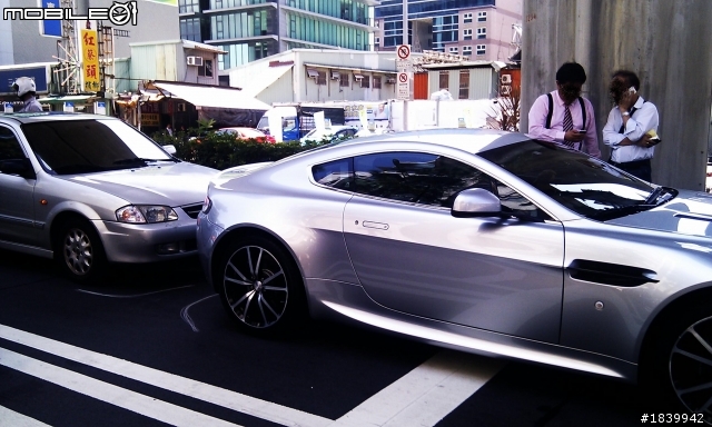 Oops 撞到了! 這是哪一款 Aston Martin?