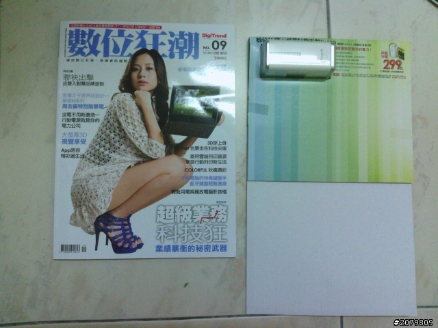 超划算的行動電源E-400與數位狂潮雜誌分享