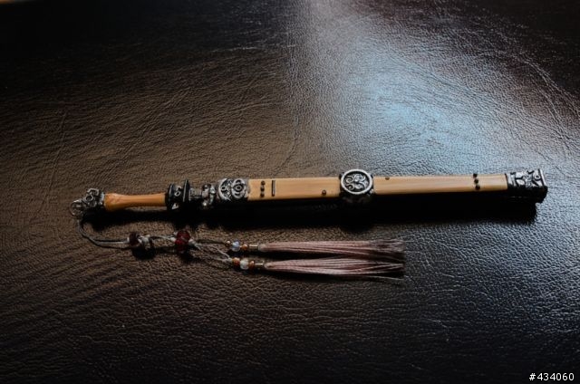 倚箏天波觀浩渺，蒼音掀濤洗星辰，白虹貫日掃魔蕩，明玥當空照古今