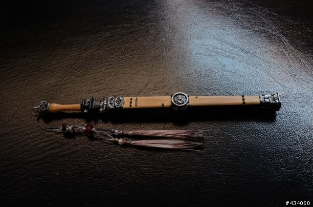 倚箏天波觀浩渺，蒼音掀濤洗星辰，白虹貫日掃魔蕩，明玥當空照古今