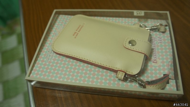 <分享>iphone4 髮絲電池蓋&糖果手機袋&彩色保護貼