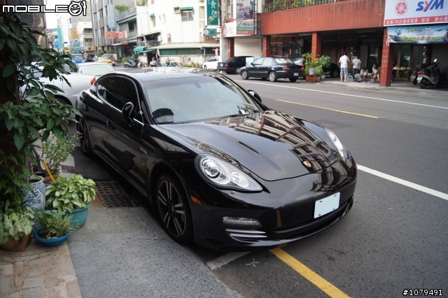 我家巷口的Panamera 4S (新手試拍.)
