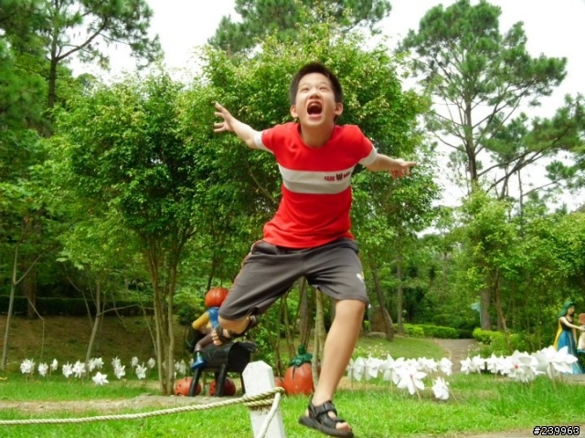 昨天去西湖渡假村~被暴龍追!!