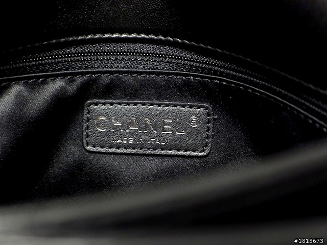 終於找到雙C CHANEL 格紋 大大的 相機包 了！！