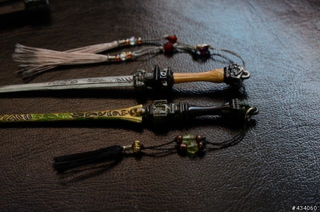 倚箏天波觀浩渺，蒼音掀濤洗星辰，白虹貫日掃魔蕩，明玥當空照古今