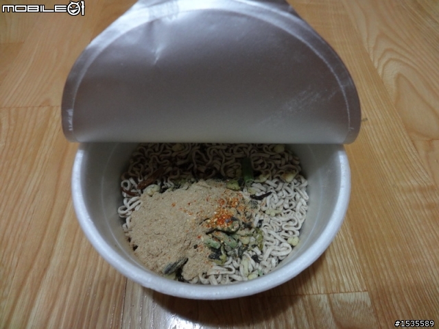 吃宵夜了!!XD伊藤山菜簥麥麵