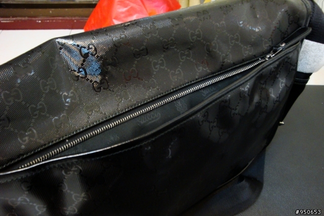 GUCCI 黑色漆亮面防水布斜背包.(同場加映HOLLISTER長袖帽T襯杉)