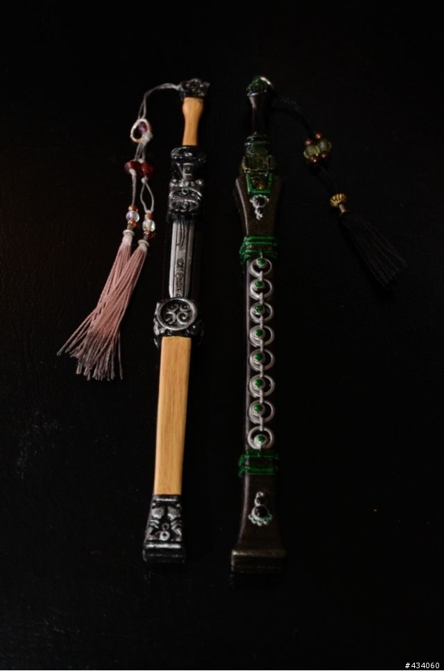 倚箏天波觀浩渺，蒼音掀濤洗星辰，白虹貫日掃魔蕩，明玥當空照古今
