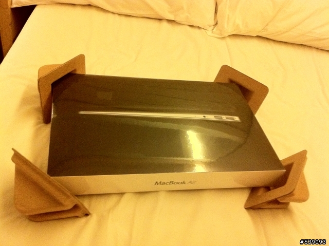 遲來的香港行MACBOOK AIR 13 開箱～附內包、外包...