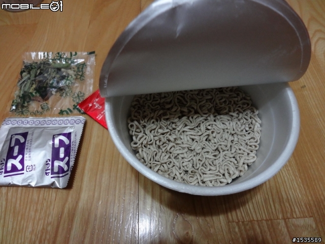 吃宵夜了!!XD伊藤山菜簥麥麵