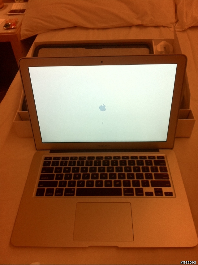 遲來的香港行MACBOOK AIR 13 開箱～附內包、外包...