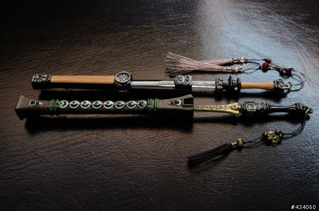 倚箏天波觀浩渺，蒼音掀濤洗星辰，白虹貫日掃魔蕩，明玥當空照古今