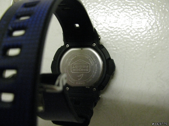 手錶 CASIO   G-SHOCK GD-200 老闆說當機了,錶面也有水蒸氣,