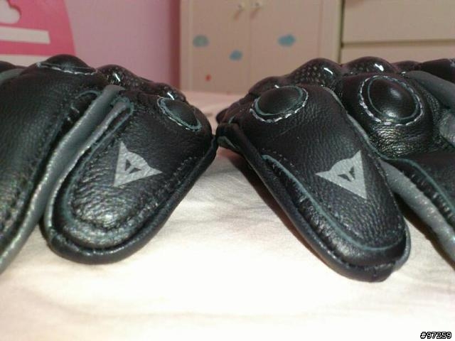 [開箱] 丹尼斯 長手套  DAINESE   GUANTO STEEL CORE CARBON
