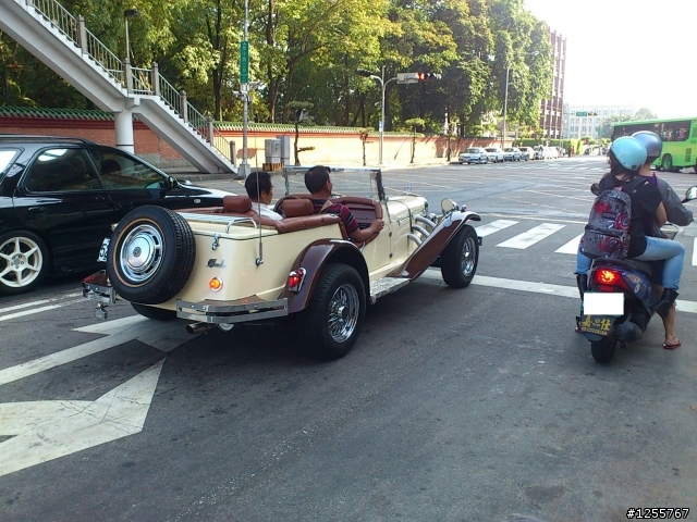 請問這台復古車是?????