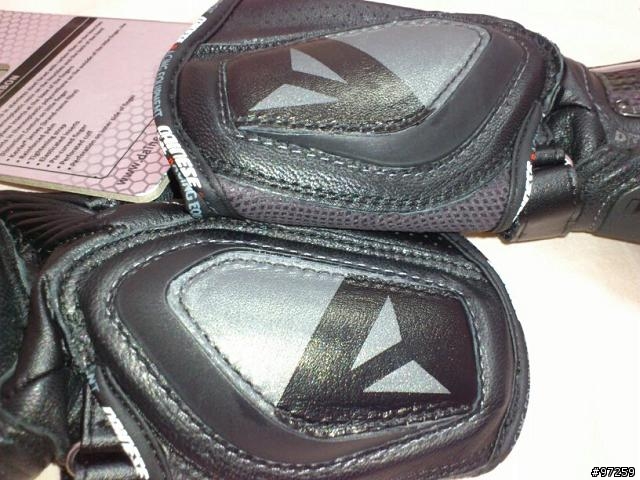 [開箱] 丹尼斯 長手套  DAINESE   GUANTO STEEL CORE CARBON