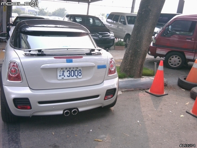 公司樓下的洗車場來了兩台新車........