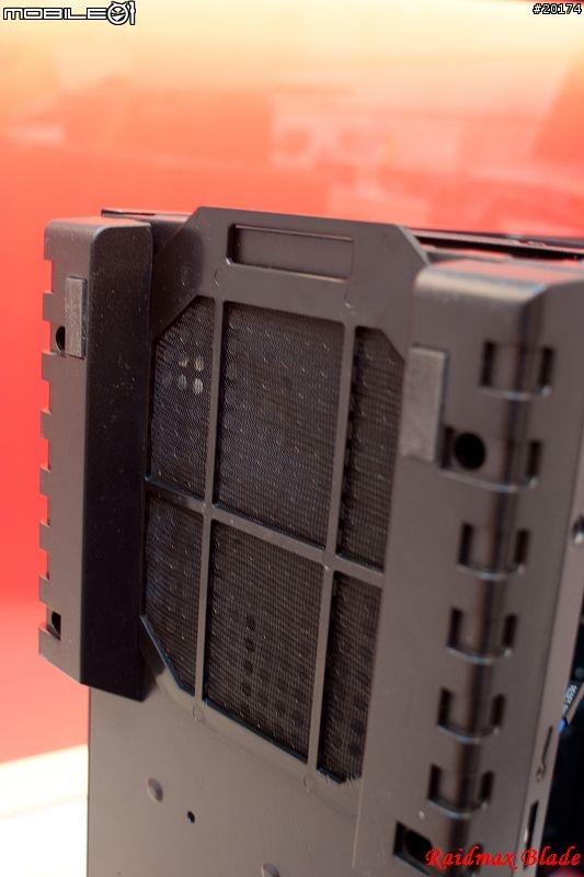 [開箱]Raidmax Blade黑紅巨劍機殼 外型犀利開箱