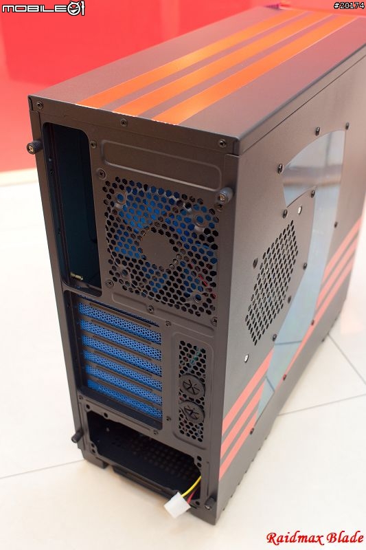 [開箱]Raidmax Blade黑紅巨劍機殼 外型犀利開箱