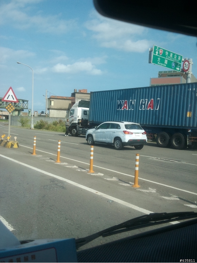 請問這是哪一台休旅車阿?