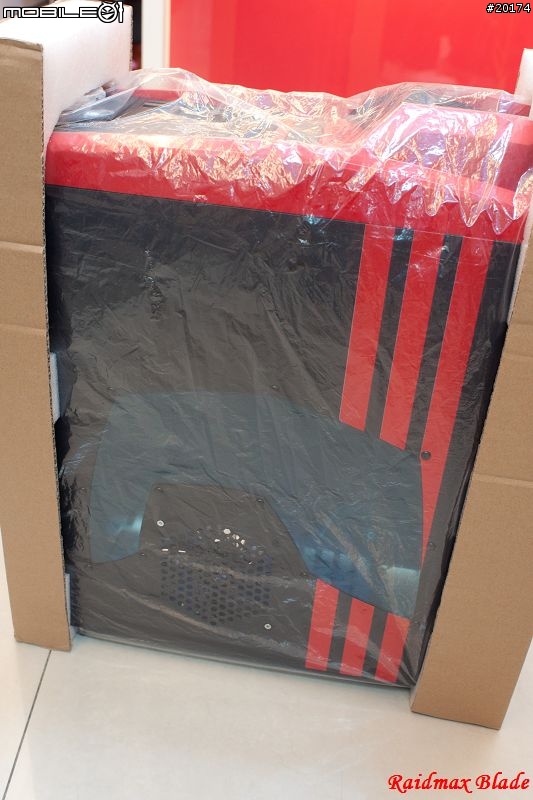 [開箱]Raidmax Blade黑紅巨劍機殼 外型犀利開箱