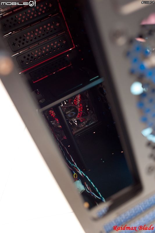 [開箱]Raidmax Blade黑紅巨劍機殼 外型犀利開箱
