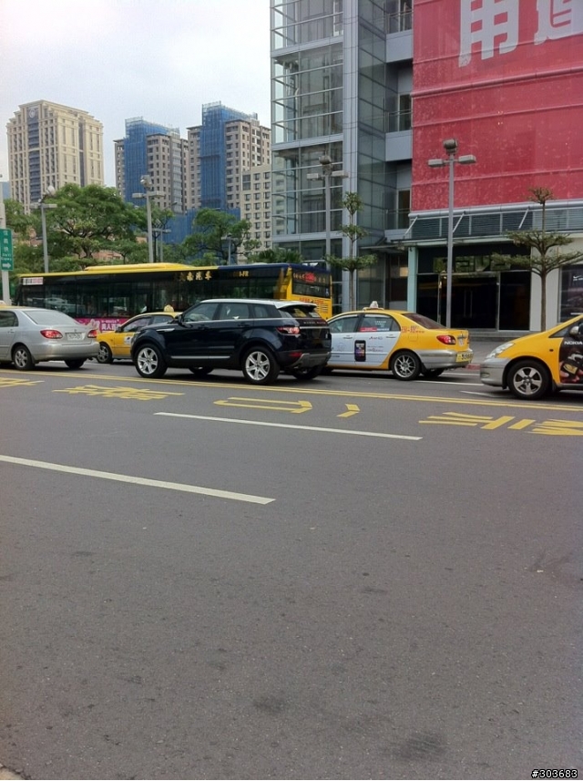 今天第一次看到LAND ROVER EVOQUE 在路上 超好看的～！