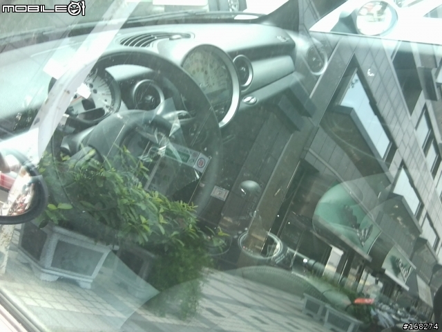 公司樓下的洗車場來了兩台新車........