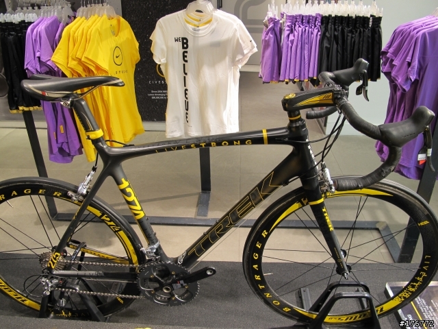倫敦Nike Town拍的.....Lance Armstrong的愛車...Tour down under 2009