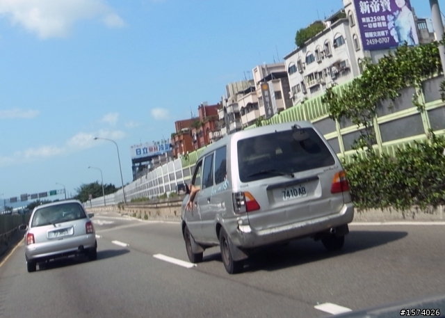 這種開車行為可以去檢舉嗎 ?