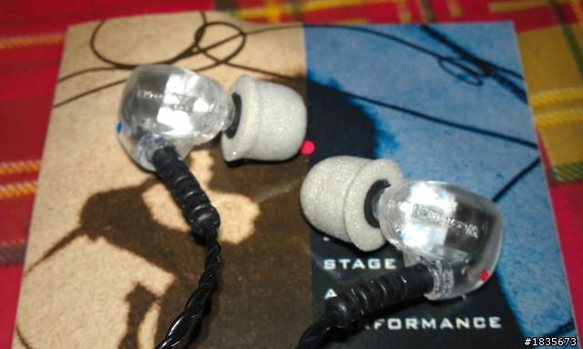 新買的UM1 耳管很像用快乾黏過 正常嗎