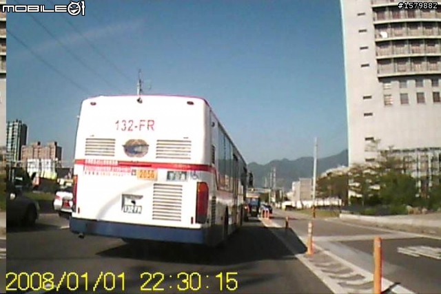 10/24今早被逼車了---這款公車司機~~唉