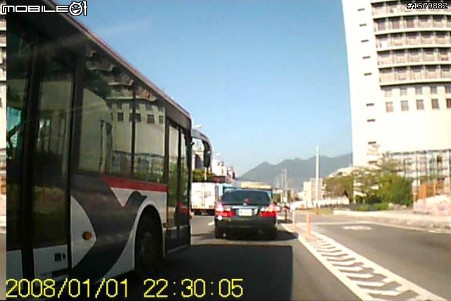 10/24今早被逼車了---這款公車司機~~唉