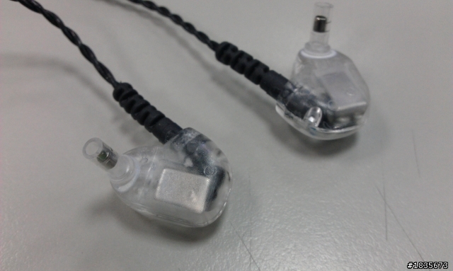 新買的UM1 耳管很像用快乾黏過 正常嗎