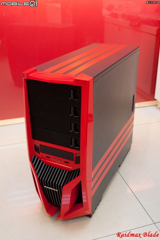 [開箱]Raidmax Blade黑紅巨劍機殼 外型犀利開箱
